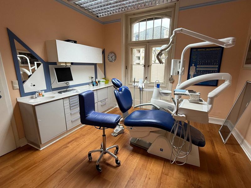 Modernes Behandlungszimmer der Zahnarztpraxis